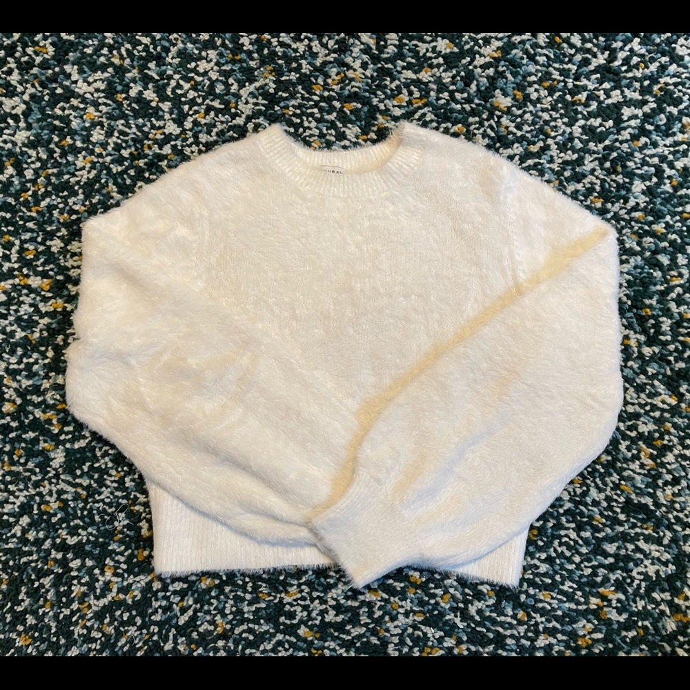 Aritzia Sunday Best white fuzzy cropped crewneck sweater w/ ballon sleeves, sz L